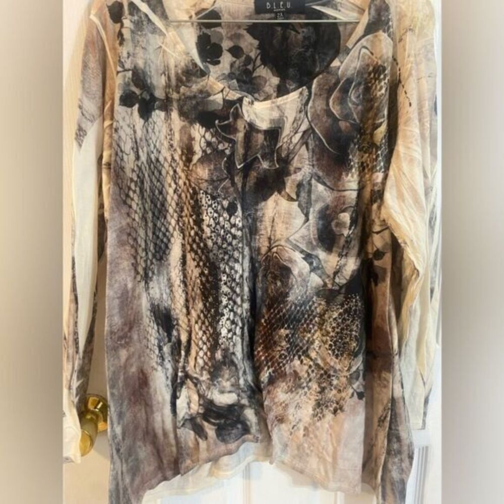 - Woman’s‎ B.L.E.U long sleeve top size 2X